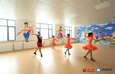 東營區龍居社區黨群服務中心見聞 兒童舞蹈表演服務點亮社區生活